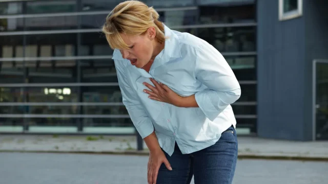 Varningssignaler hjärtinfarkt kvinna – tecken du inte får missa